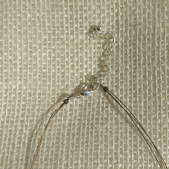 Silver strand necklace with green stone pendant - Picture 4 of 5